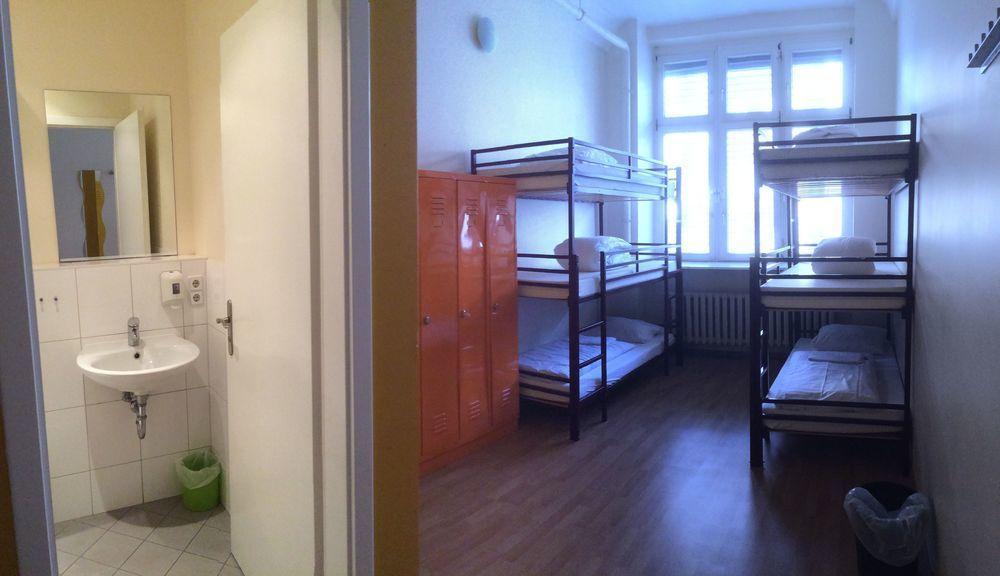 All In Hostel Берлин Екстериор снимка