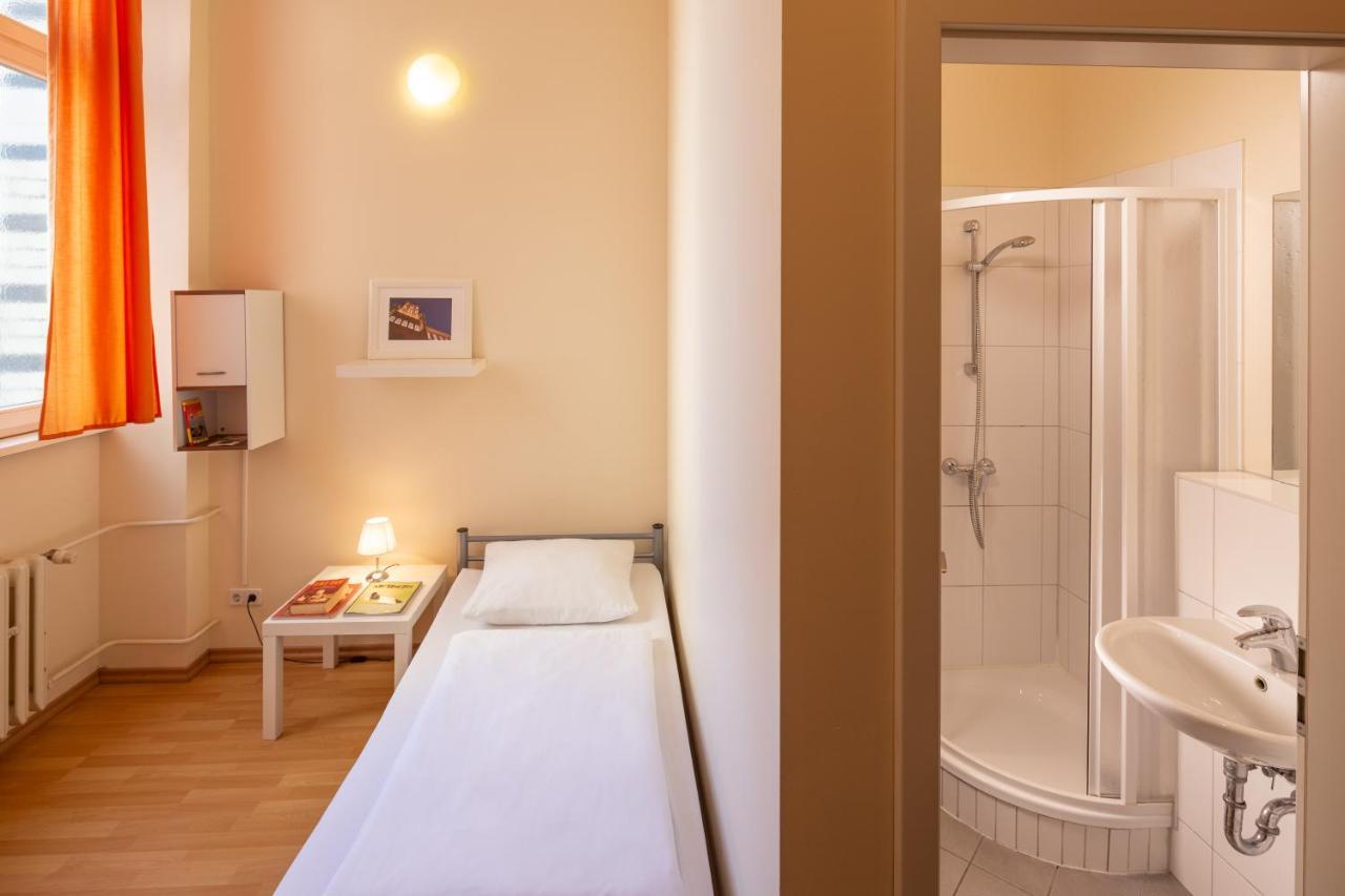 All In Hostel Берлин Екстериор снимка